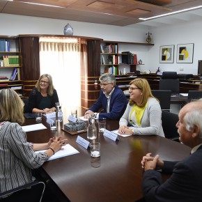 Victoria Domínguez asiste a una reunión con el embajador de Israel.