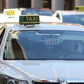 Victoria Domínguez pide a la Junta que revise la obligación impuesta a taxistas de recabar datos personales de los usuarios