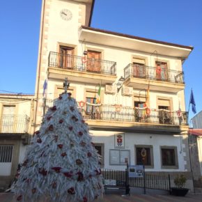 La alcaldesa de Palomero (Cs) apuesta por el reciclaje de botellas de plástico para los adornos navideños del consistorio
